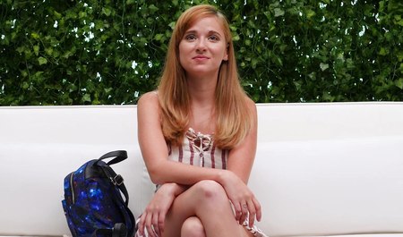 Un nouveau modèle suce froidement une bite et écarte les jambes lors d'un casting érotique