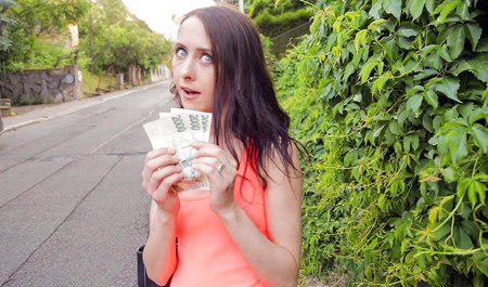 Un touriste séduit une fille locale pour du sexe dans les buissons avec de l'argent décent