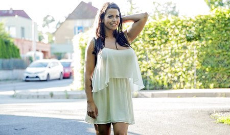 Au lieu de partir en voyage avec un ami, une jeune femme aux gros seins a fait l'amour pour de l'argent en plein air