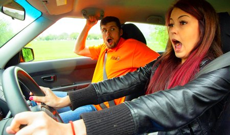 La Tchèque Cindy Shine apprend à conduire une voiture et à baiser avec un instructeur à l'atterrissage