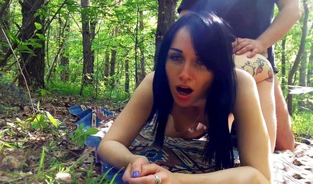 Il a attiré sa petite amie dans la forêt en collectant un herbier et il a baisé la fille avec un creampie