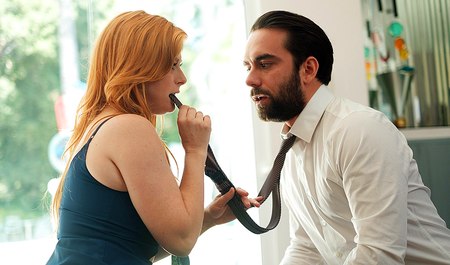 Le médecin explique les rêves de la rousse Penny Pax comme un manque de sexe et lui propose un traitement