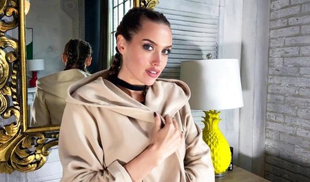 Il est venu presque en déshabillé et a sucé la bite d'un homme