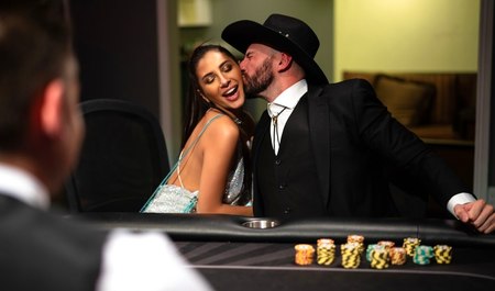 Une amie l'a aidé avec le citron, mais après une nuit d'amour, elle a largué son ami barbu