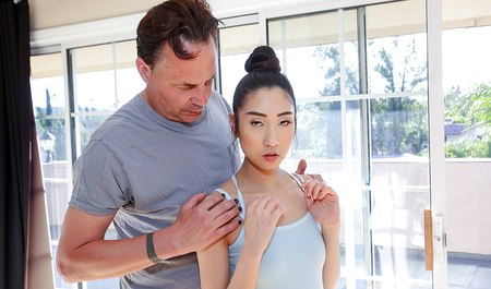 Une ballerine chinoise élancée séduit un cadre dans le sexe interracial