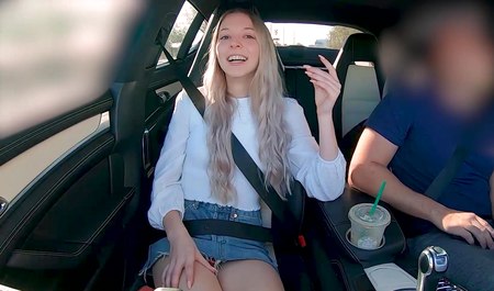 Une jeune blonde n'hésite pas à faire l'amour en studio pour gagner de l'argent