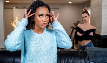 La mulâtre a rendu visite à une voisine bruyante et a eu des relations sexuelles lesbiennes interraciales avec elle