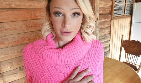 Ma belle-fille a amené sa belle-fille à la datcha d'hiver et l'a baisé pour ne pas geler