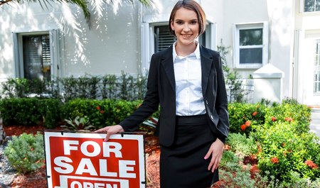 Un homme chauve est venu visiter un appartement, mais a baisé un agent immobilier