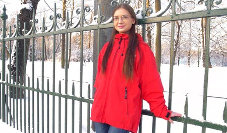 Un gars de Saint-Pétersbourg a ramené une nouvelle amie chez elle et l'a baisée dans le cul