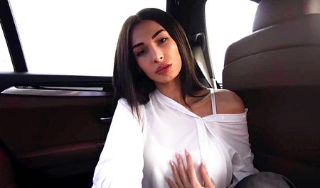 Mon amie n'est pas seulement une mélomane, mais aussi une bonne pipeuse