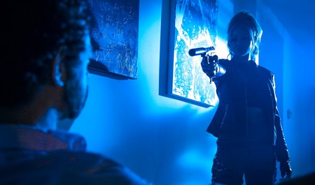 C'est pareil pour une belle blonde : fermer les yeux d'un homme ou baiser un ami