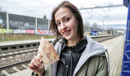 Un mec local baise une jolie fille ukrainienne pour de l'argent