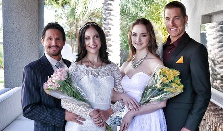 Les beaux-pères préparent leurs belles-filles au sexe lors d'une orgie de mariage en groupe avant le mariage