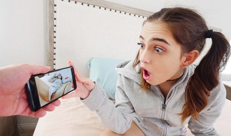 Le frère a filmé sa demi-soeur en train de se branler et a fait chanter la mignonne pour qu'elle ait des relations sexuelles