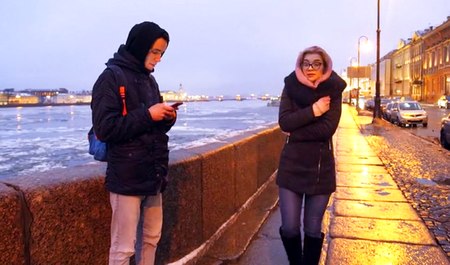 Il a appelé sa petite amie à lunettes pour un rendez-vous et est venu pendant un rapport sexuel à la maison