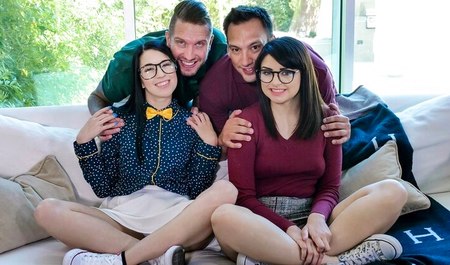 Les beaux-pères aident leurs belles-filles à faire une pause dans leurs devoirs avec du porno de groupe