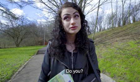 L'artiste pick-up a rencontré une brune dans la rue et l'a séduite pour avoir des relations sexuelles contre de l'argent