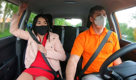 Brunette apprend à conduire une voiture et parvient à avoir des relations sexuelles avec l'instructeur