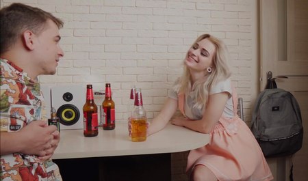 La femme de Saint-Pétersbourg passe un permis de conduire et sa fille anale préférée