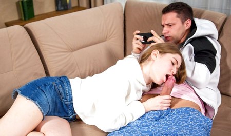 Le gars fait tout son possible pour plaire sexuellement à sa bien-aimée moscovite