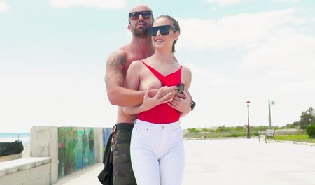 Un mec maigre baise avec une nana en forme au grand air