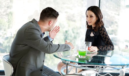 J'ai fait une blague à ma jeune copine et j'ai eu des relations sexuelles merveilleuses le soir