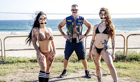 Charles Dera chevauche avec ses copines sur la plage et baise dans un porno de groupe