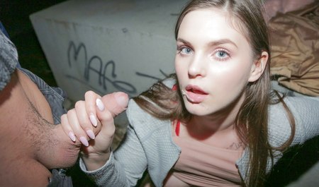 Un artiste pick-up a aidé une fille tchèque et l'a baisée pour de l'argent