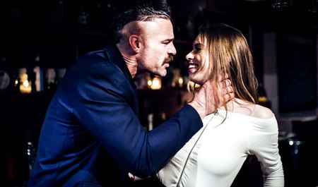 Charles Dera veut de l'amour et le trouve dans la chatte d'une jeune barmaid