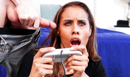 Beau-fils a appris à sa belle-mère à sucer des bites et à jouer à la console en même temps