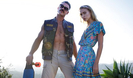 Le beau mec brutal est plein de tendresse émotionnelle et profite donc des délices d'une jeune fille au grand air