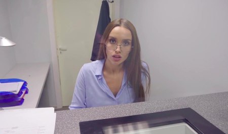 Le caissier de la Sberbank suce la bite d'un client pour un pourcentage du montant reçu