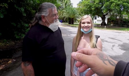 Une jeune blonde monte dans un minibus sur la grosse bite d'un black