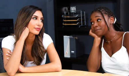 Une charmante étudiante a séduit une candidate noire pour du sexe lesbien dans la bibliothèque