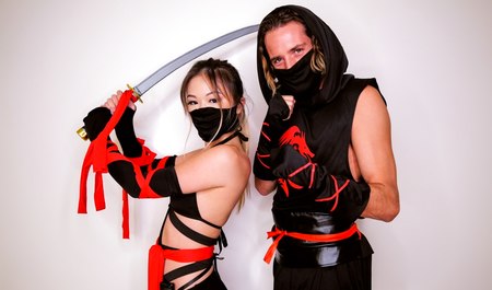 Un mec blanc baise un fan de ninjutsu incliné dans un porno interracial