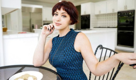 Une jolie belle-mère a attiré son beau-fils avec un appât vivant et l'a bien baisé