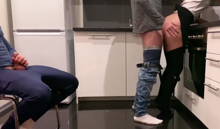 J'ai permis à ma femme de baiser mon ami comme un cocu à l'occasion de son anniversaire