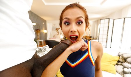 Veronica Leal jouit juste à la vue d'une bite noire géante.