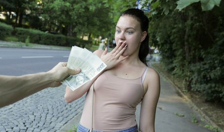 La fille attend le bus, mais accepte de faire l'amour pour un euro