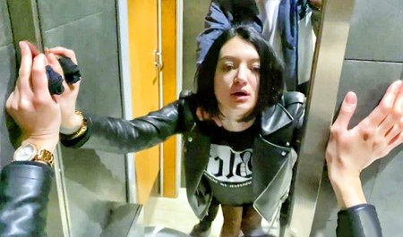 Me baise dans les toilettes du centre commercial