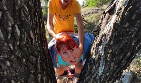 Une copine rousse avec un gros cul se promène et baise son copain n'importe où