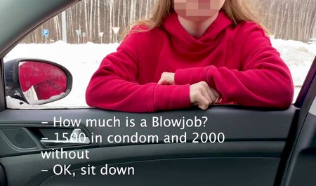 Je me suis intéressé à une fille sur la route et je l'ai forcée à faire une pipe pour de l'argent