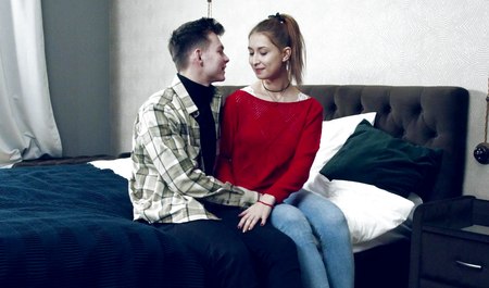 Un couple de Moscou aime sincèrement le porno russe et s'y engage donc...