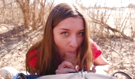 Une belle fille russe n'a pas peur des loups, alors elle baise dans les bois avec perspective