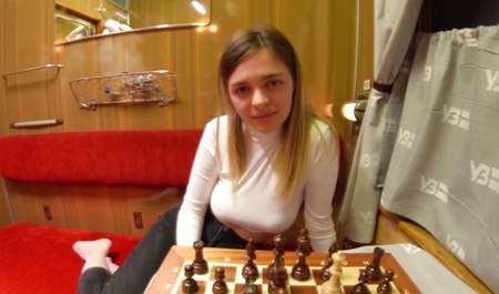 La fille dans le train a joué aux échecs et s'est tirée sur le pénis du caméraman