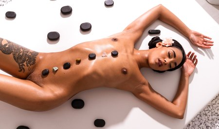 Latina adore les massages et la baise avec le masseur