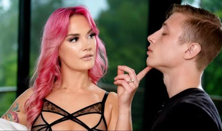 Belle-mère aux cheveux roses a des relations sexuelles avec son beau-fils avant un rendez-vous