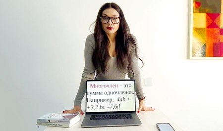 Le nouveau professeur a quitté le gars après les cours et lui a sucé la bite