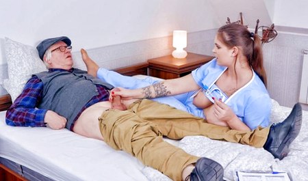 Grand-père a commandé une grosse fille au service médical, mais son héritier la baise